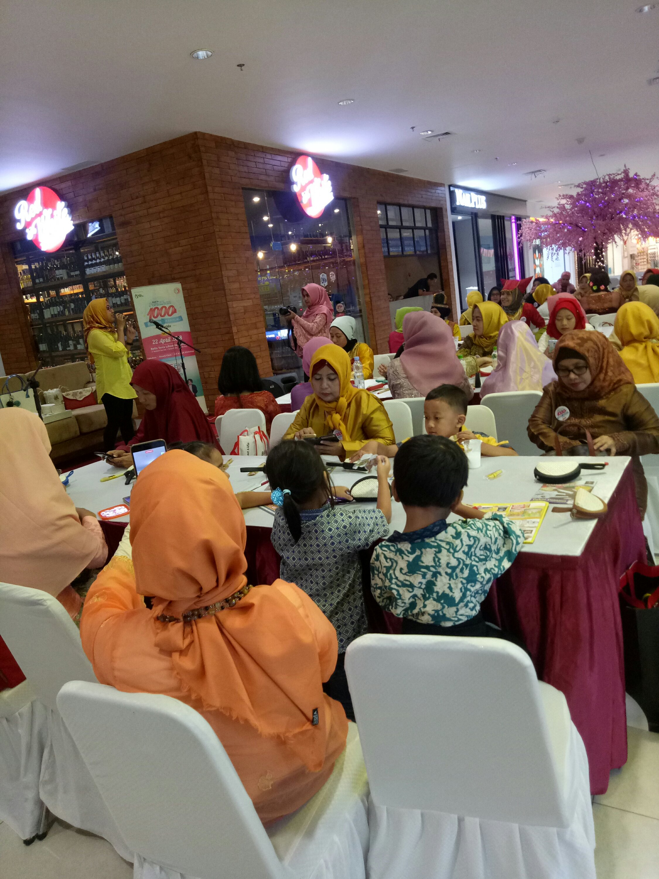 Begitu banyak Talkshow-Talkshow yang mengedukasi para bunda dalam acara ini. Begitu banyak Talkshow-Talkshow yang mengedukasi para bunda dalam acara ini.